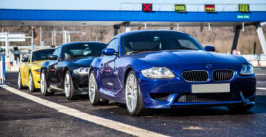 Luxuslimousine und Sportwagen auf der Straße – Autoexport aus Kaiserslautern Luxuslimousine und Sportwagen auf der Straße – Autoexport aus Kaiserslautern